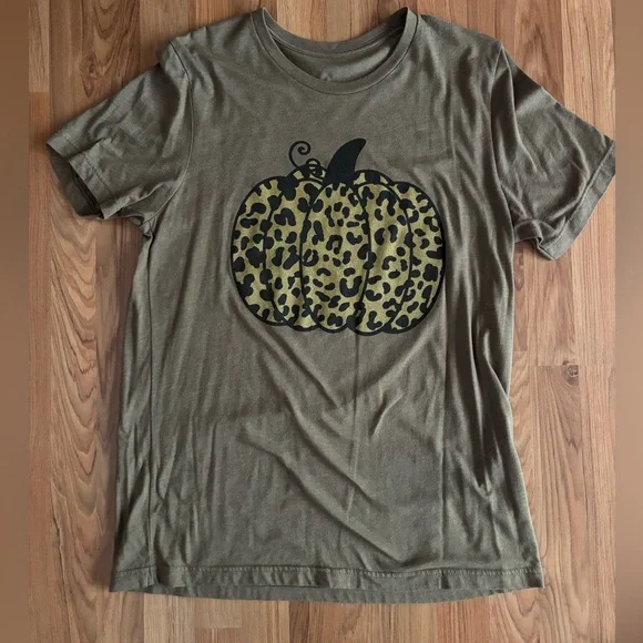 Leopard Pumpkin Graphic T-Shirt - Picture 1 of 3